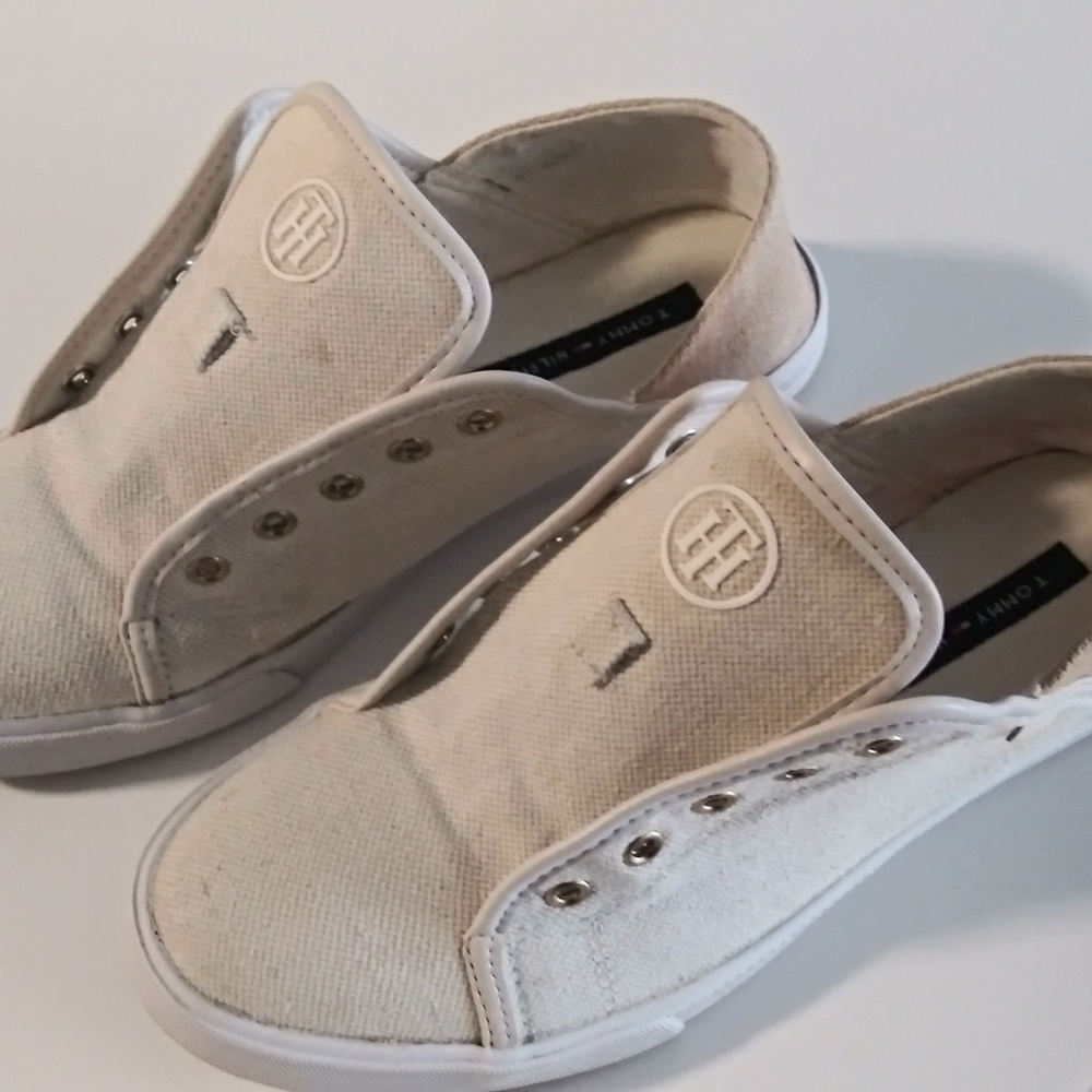 TOMMY HILFIGER. Tan / White Low size 8m